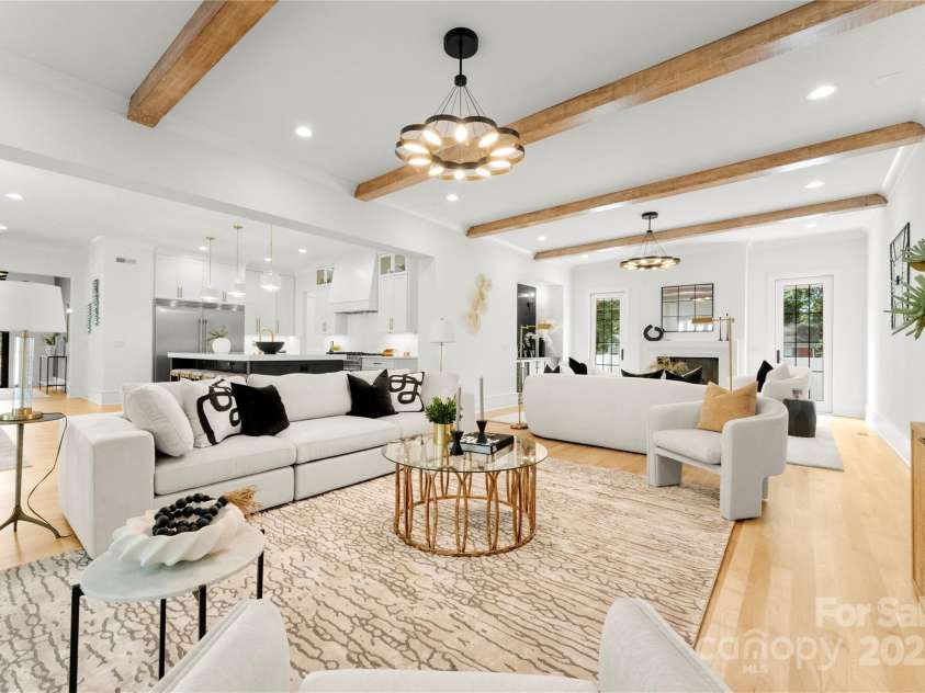 4142 Pineview Road, Charlotte, NC 28211.  MLS# CAR4127542, YatesRealty ID 17466. Large Family room