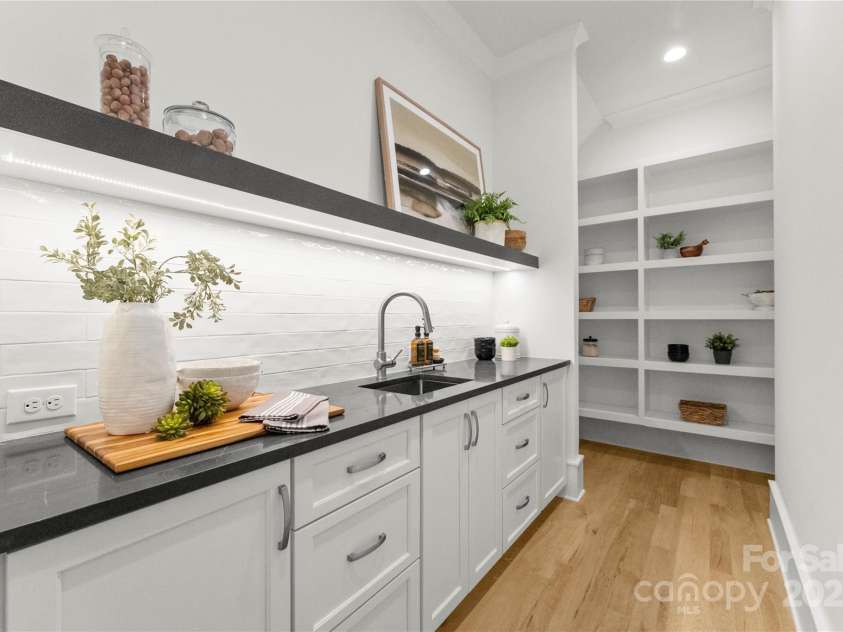 4142 Pineview Road, Charlotte, NC 28211.  MLS# CAR4127542, YatesRealty ID 17466. Organizing