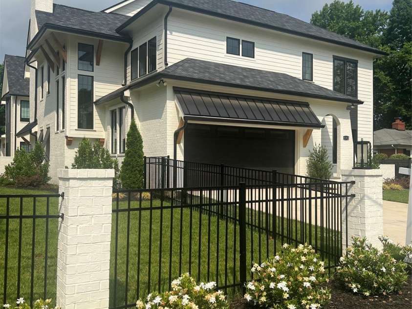 4142 Pineview Road, Charlotte, NC 28211.  MLS# CAR4127542, YatesRealty ID 17466. Professinal Landscaping