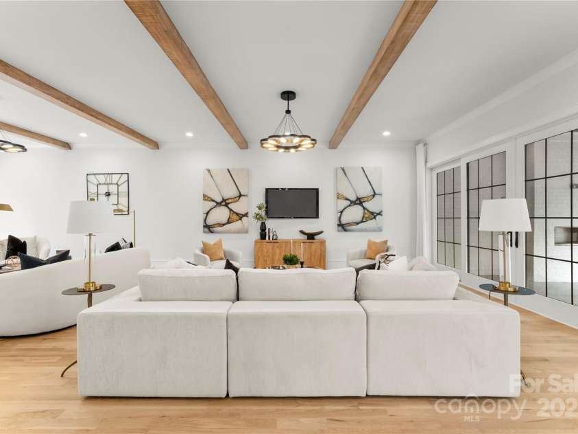 4142 Pineview Road, Charlotte, NC 28211.  MLS# CAR4127542, YatesRealty ID 17466. Timeless elegancy