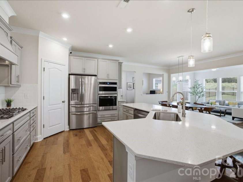 11432 Oakhampton Way, Matthews, NC 28105.  MLS# CAR4369010, YatesRealty ID 17468. 