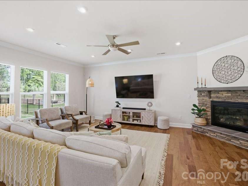 11432 Oakhampton Way, Matthews, NC 28105.  MLS# CAR4369010, YatesRealty ID 17468. 