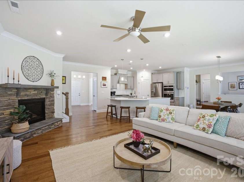 11432 Oakhampton Way, Matthews, NC 28105.  MLS# CAR4369010, YatesRealty ID 17468. 