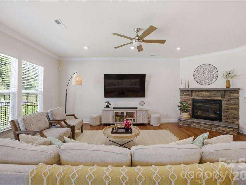 11432 Oakhampton Way, Matthews, NC 28105.  MLS# CAR4369010, YatesRealty ID 17468. 