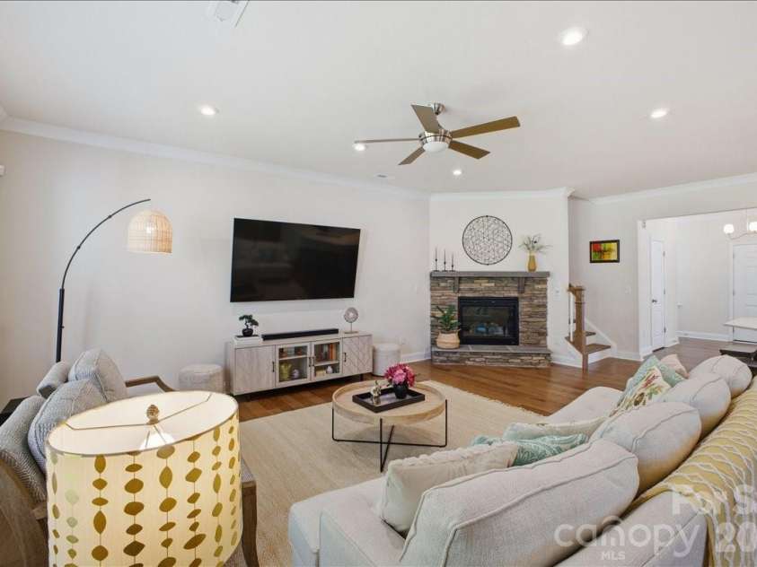 11432 Oakhampton Way, Matthews, NC 28105.  MLS# CAR4369010, YatesRealty ID 17468. 