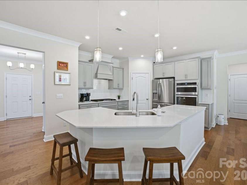 11432 Oakhampton Way, Matthews, NC 28105.  MLS# CAR4369010, YatesRealty ID 17468. 