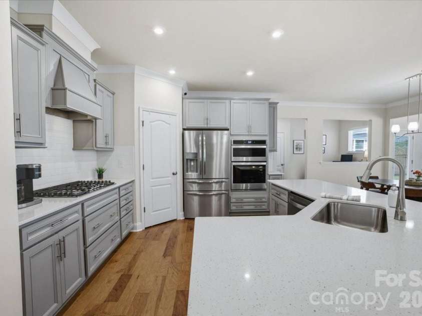 11432 Oakhampton Way, Matthews, NC 28105.  MLS# CAR4369010, YatesRealty ID 17468. 