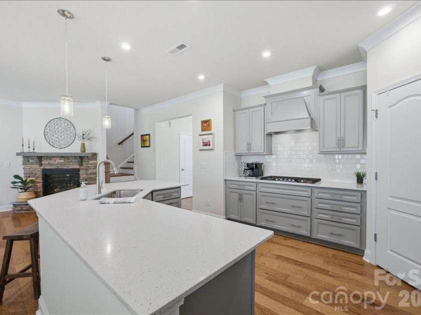 11432 Oakhampton Way, Matthews, NC 28105.  MLS# CAR4369010, YatesRealty ID 17468. 