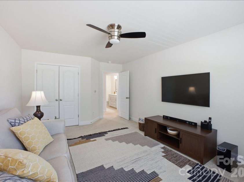 11432 Oakhampton Way, Matthews, NC 28105.  MLS# CAR4369010, YatesRealty ID 17468. 