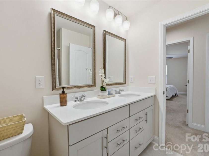 11432 Oakhampton Way, Matthews, NC 28105.  MLS# CAR4369010, YatesRealty ID 17468. 
