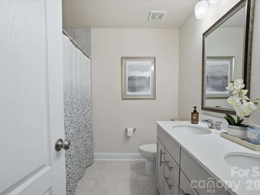 11432 Oakhampton Way, Matthews, NC 28105.  MLS# CAR4369010, YatesRealty ID 17468. 