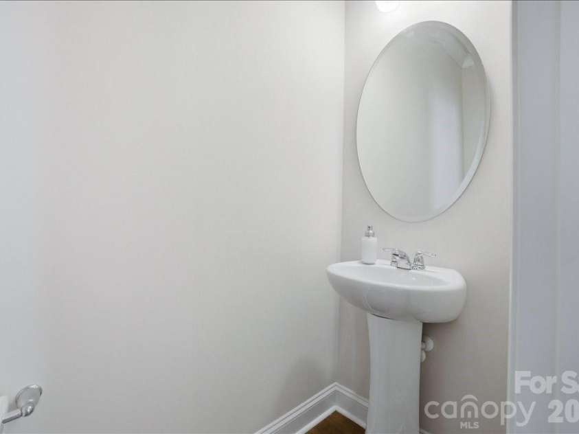 11432 Oakhampton Way, Matthews, NC 28105.  MLS# CAR4369010, YatesRealty ID 17468. 