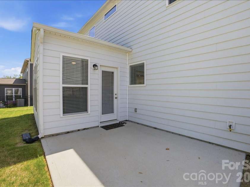 11432 Oakhampton Way, Matthews, NC 28105.  MLS# CAR4369010, YatesRealty ID 17468. 