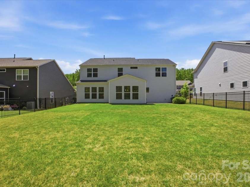 11432 Oakhampton Way, Matthews, NC 28105.  MLS# CAR4369010, YatesRealty ID 17468. 