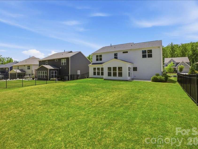11432 Oakhampton Way, Matthews, NC 28105.  MLS# CAR4369010, YatesRealty ID 17468. 
