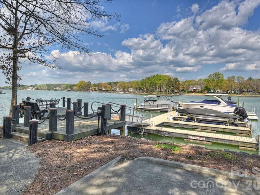 144 Pin Oak Lane, Mooresville, NC 28117.  MLS# CAR4362153, YatesRealty ID 17469. 