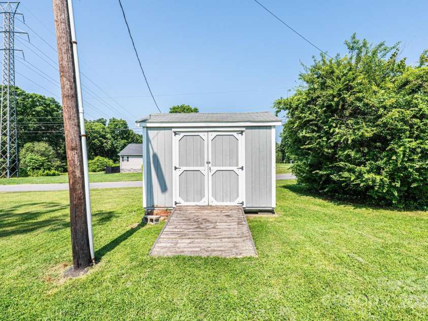 2309 13th Street Drive, Hickory, NC 28601.  MLS# CAR4267368, YatesRealty ID 17469. 
