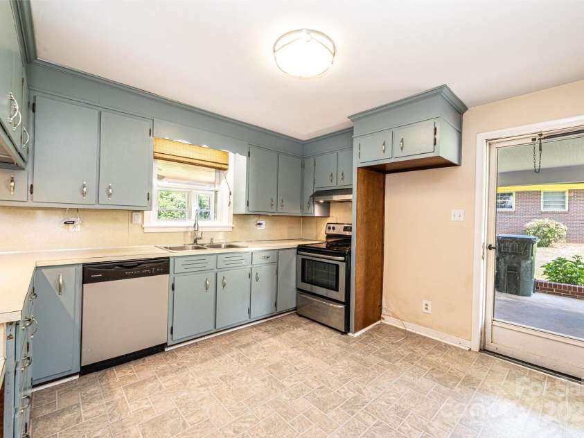 2309 13th Street Drive, Hickory, NC 28601.  MLS# CAR4267368, YatesRealty ID 17469. 