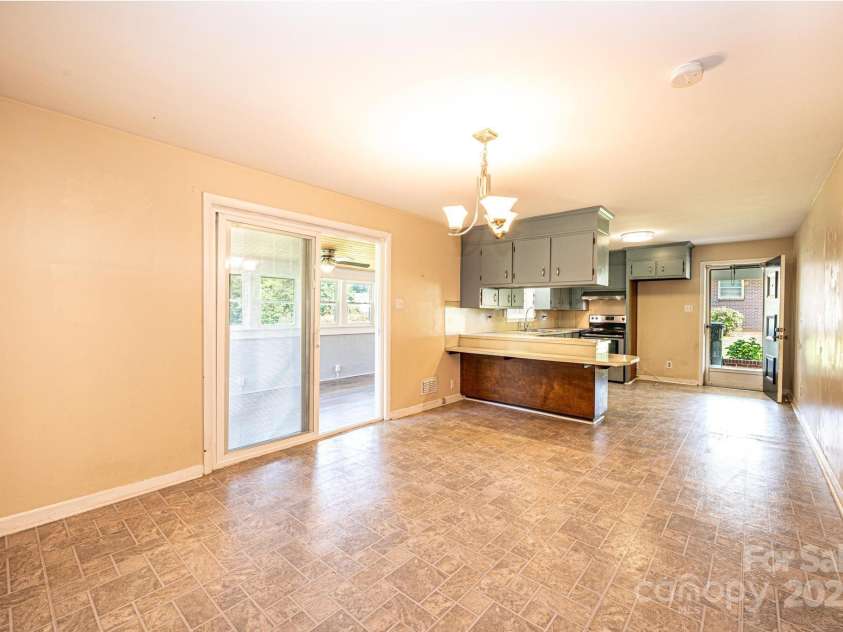 2309 13th Street Drive, Hickory, NC 28601.  MLS# CAR4267368, YatesRealty ID 17469. 