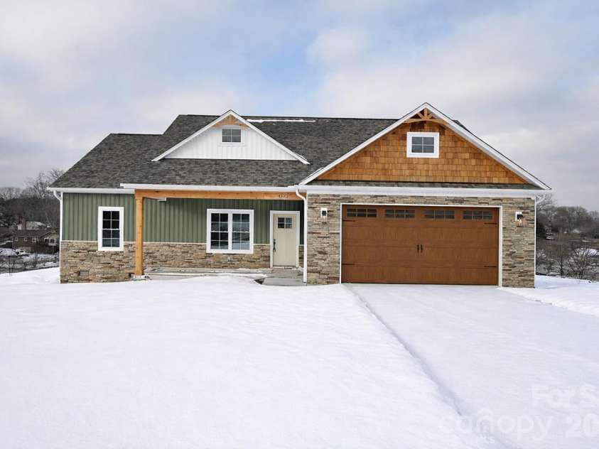 4932 Southview Drive, Hickory, NC 28602.  MLS# CAR4331481, YatesRealty ID 17471. 