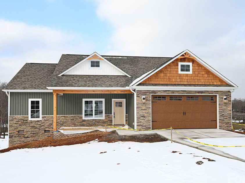 4932 Southview Drive, Hickory, NC 28602.  MLS# CAR4331481, YatesRealty ID 17471. 