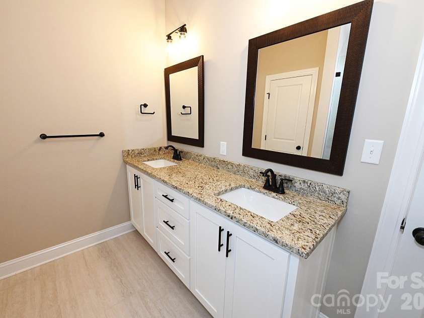 4932 Southview Drive, Hickory, NC 28602.  MLS# CAR4331481, YatesRealty ID 17471. 