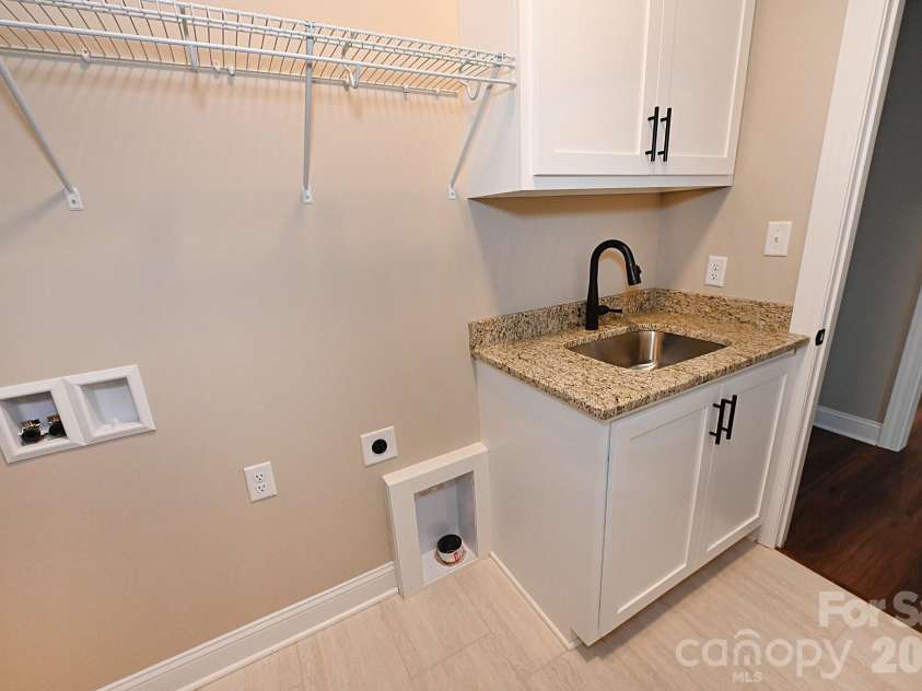 4932 Southview Drive, Hickory, NC 28602.  MLS# CAR4331481, YatesRealty ID 17471. 