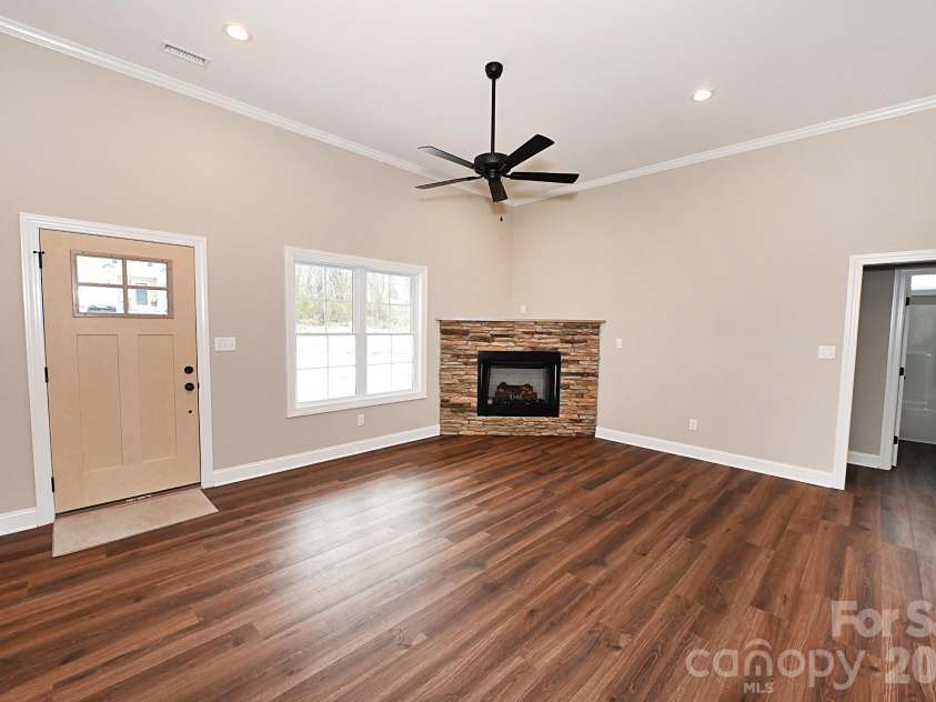 4932 Southview Drive, Hickory, NC 28602.  MLS# CAR4331481, YatesRealty ID 17471. 