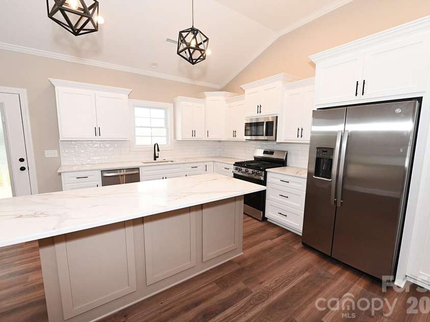 4932 Southview Drive, Hickory, NC 28602.  MLS# CAR4331481, YatesRealty ID 17471. 