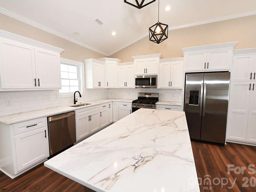 4932 Southview Drive, Hickory, NC 28602.  MLS# CAR4331481, YatesRealty ID 17471. 