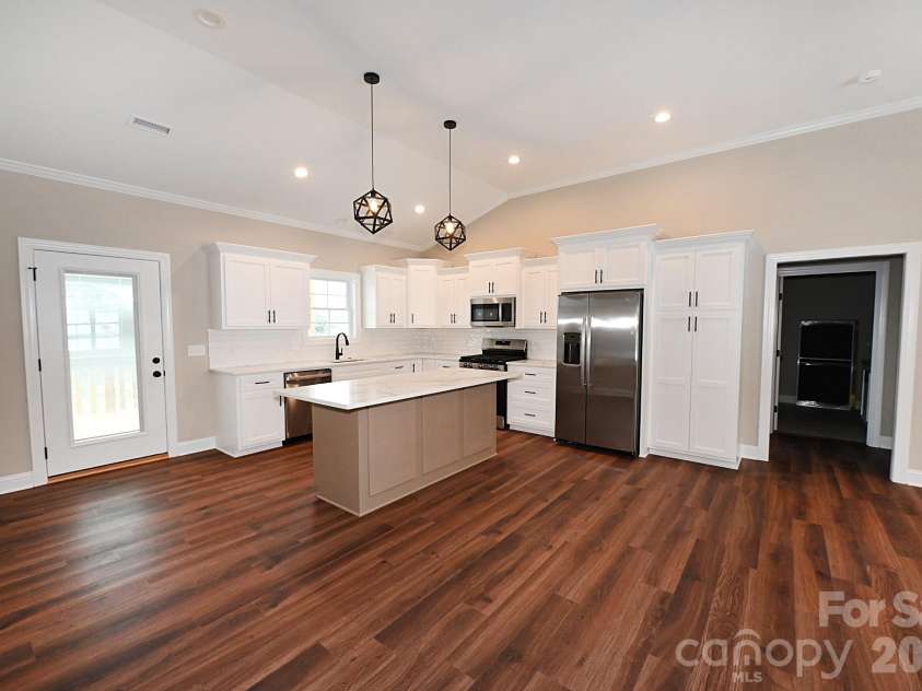 4932 Southview Drive, Hickory, NC 28602.  MLS# CAR4331481, YatesRealty ID 17471. 
