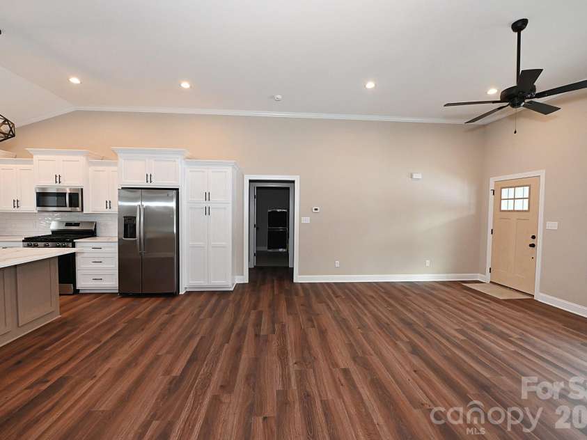 4932 Southview Drive, Hickory, NC 28602.  MLS# CAR4331481, YatesRealty ID 17471. 