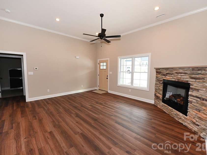 4932 Southview Drive, Hickory, NC 28602.  MLS# CAR4331481, YatesRealty ID 17471. 