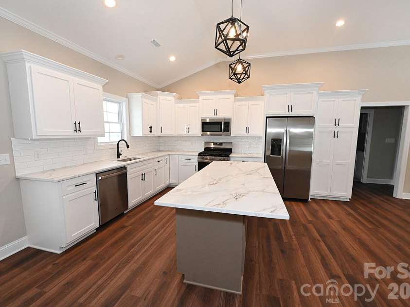 4932 Southview Drive, Hickory, NC 28602.  MLS# CAR4331481, YatesRealty ID 17471. 