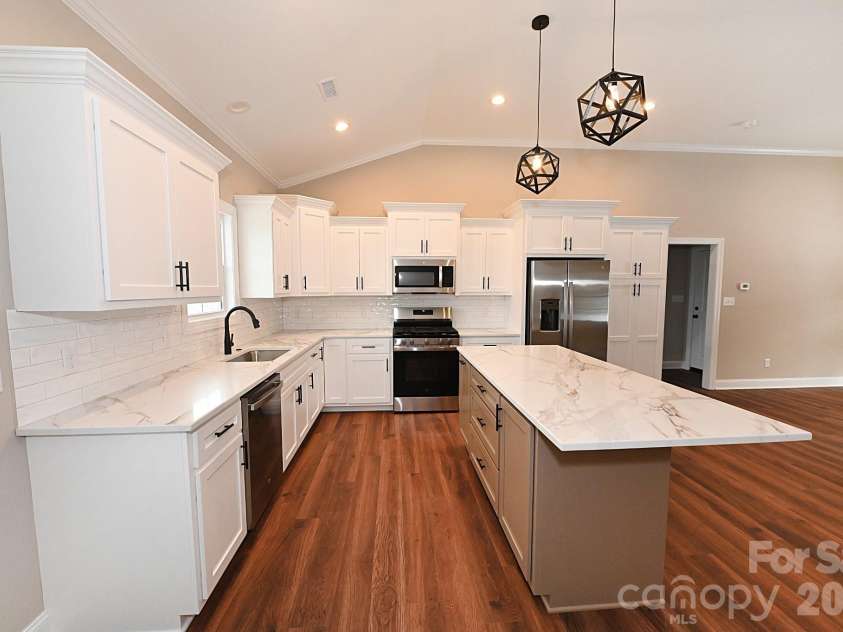 4932 Southview Drive, Hickory, NC 28602.  MLS# CAR4331481, YatesRealty ID 17471. 