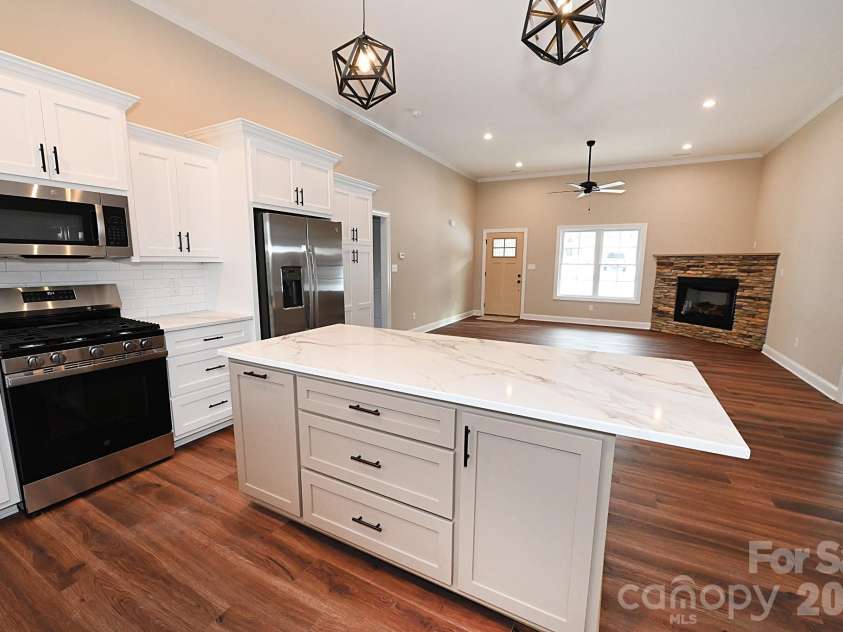 4932 Southview Drive, Hickory, NC 28602.  MLS# CAR4331481, YatesRealty ID 17471. 