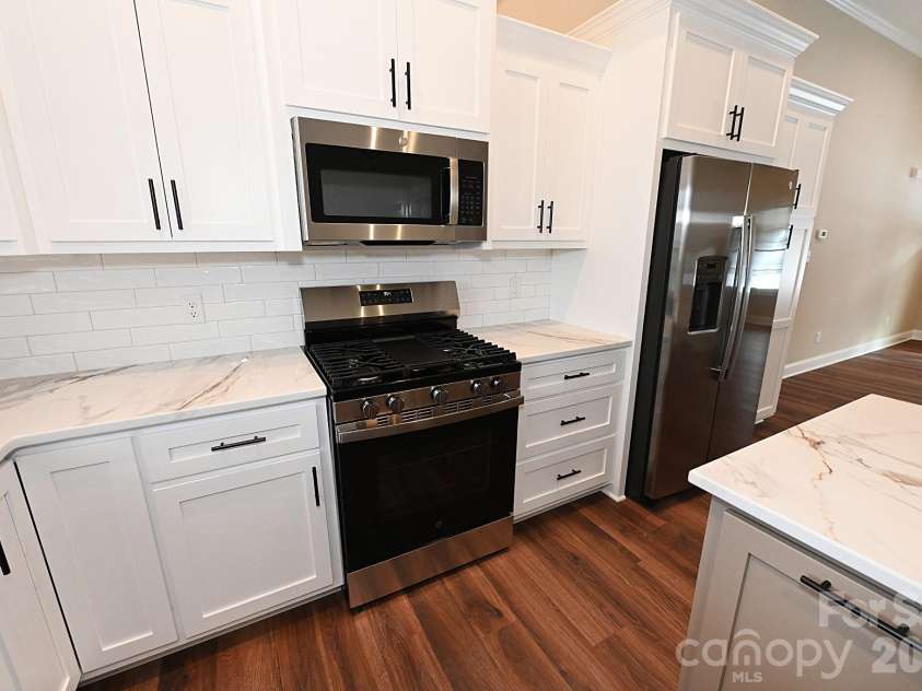 4932 Southview Drive, Hickory, NC 28602.  MLS# CAR4331481, YatesRealty ID 17471. 