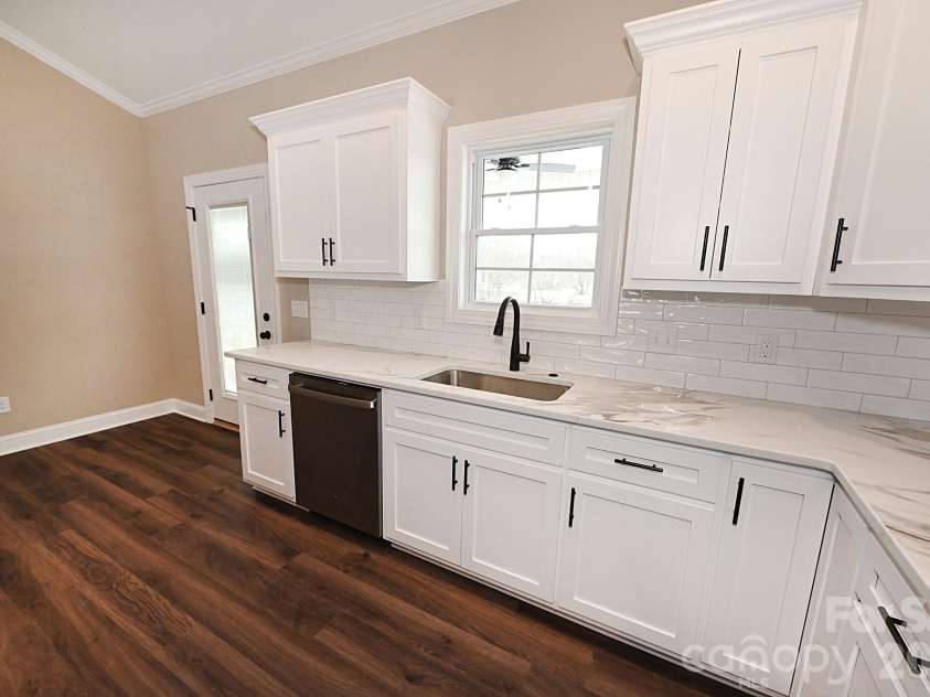 4932 Southview Drive, Hickory, NC 28602.  MLS# CAR4331481, YatesRealty ID 17471. 
