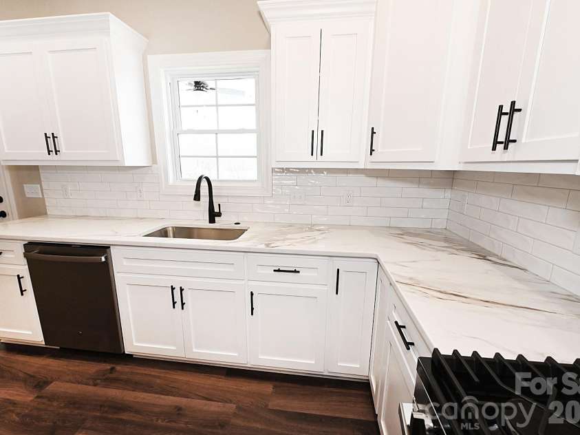 4932 Southview Drive, Hickory, NC 28602.  MLS# CAR4331481, YatesRealty ID 17471. 