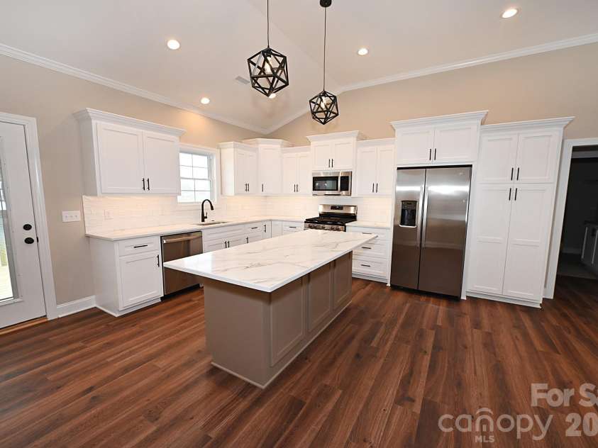 4932 Southview Drive, Hickory, NC 28602.  MLS# CAR4331481, YatesRealty ID 17471. 