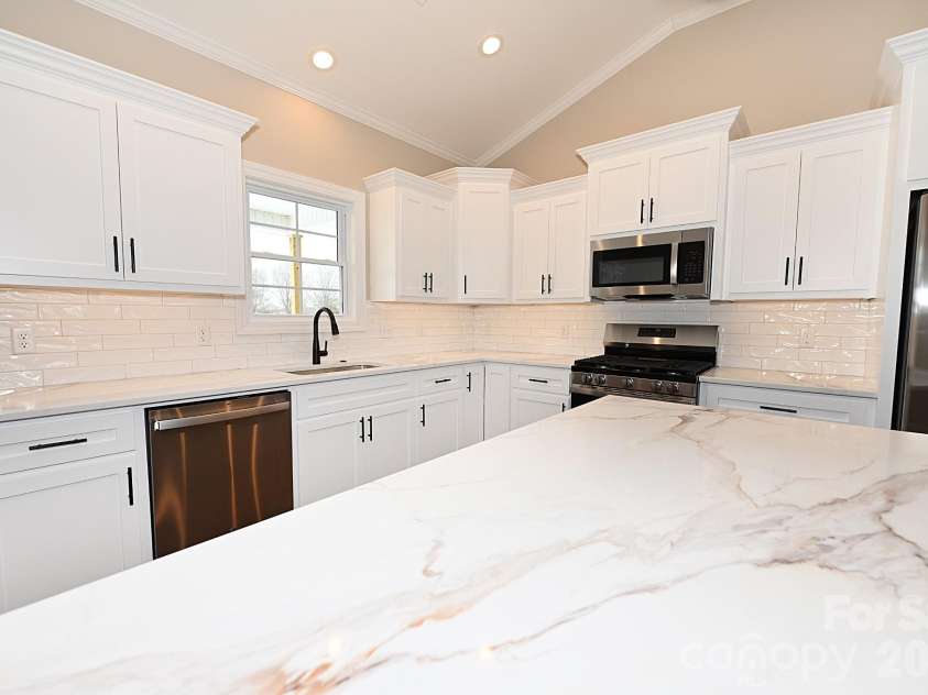 4932 Southview Drive, Hickory, NC 28602.  MLS# CAR4331481, YatesRealty ID 17471. 