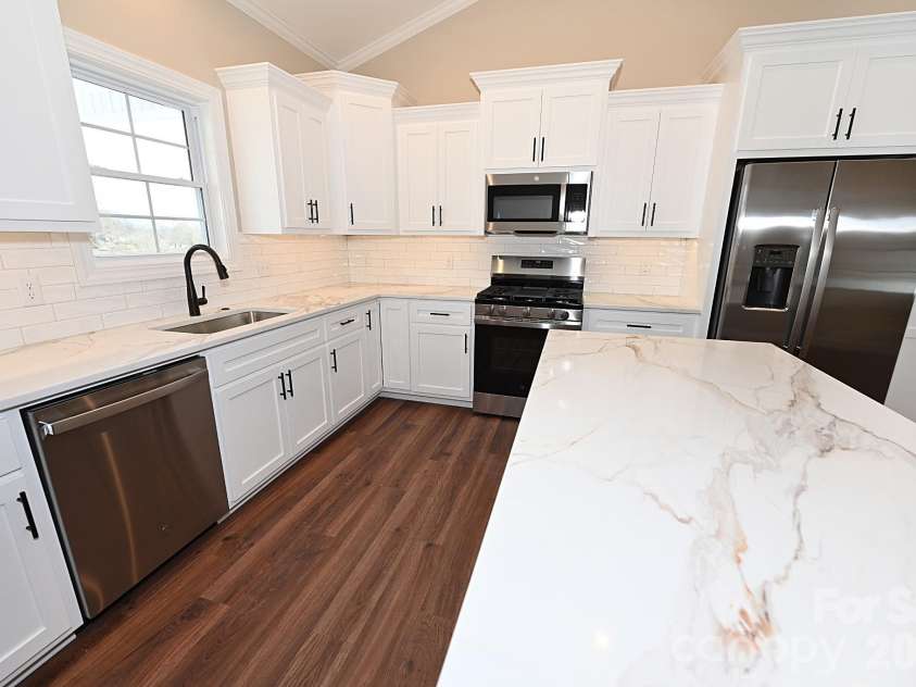 4932 Southview Drive, Hickory, NC 28602.  MLS# CAR4331481, YatesRealty ID 17471. 