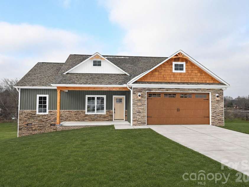 4932 Southview Drive, Hickory, NC 28602.  MLS# CAR4331481, YatesRealty ID 17471. 