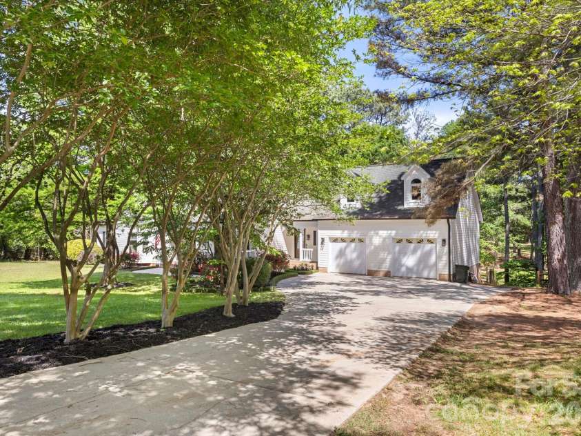 4386 Ivywoods Drive, Rock Hill, SC 29732.  MLS# CAR4370234, YatesRealty ID 17472. Oversized 2 car garage
