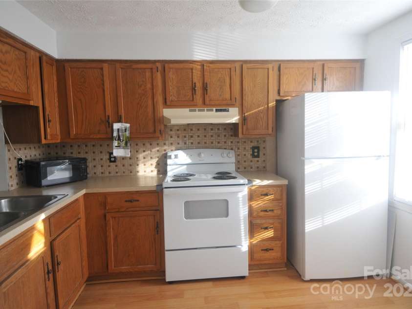 9432-D Lexington Circle, Charlotte, NC 28213.  MLS# CAR4332277, YatesRealty ID 17473. 
