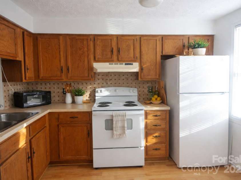 9432-D Lexington Circle, Charlotte, NC 28213.  MLS# CAR4332277, YatesRealty ID 17473. Staged
