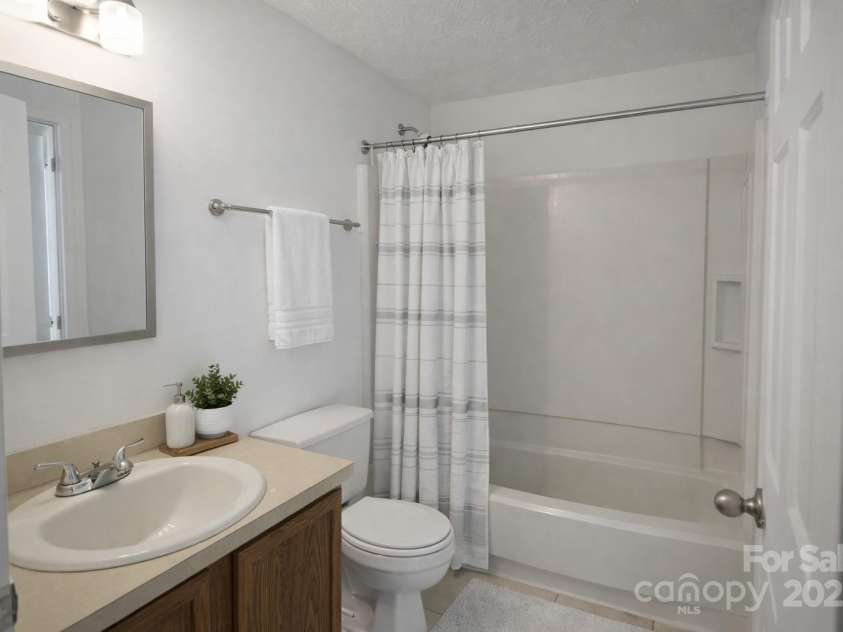 9432-D Lexington Circle, Charlotte, NC 28213.  MLS# CAR4332277, YatesRealty ID 17473. Staged shared bath
