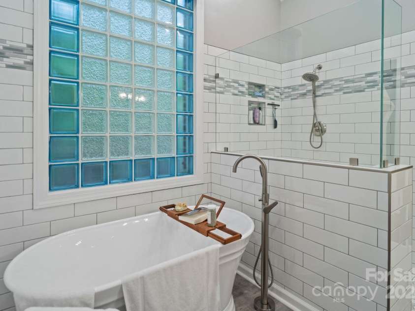 2200 Capes Cove Drive, Sherrills Ford, NC 28673.  MLS# CAR4258152, YatesRealty ID 17477. 