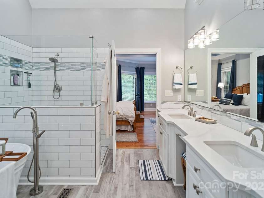 2200 Capes Cove Drive, Sherrills Ford, NC 28673.  MLS# CAR4258152, YatesRealty ID 17477. Primary Bath