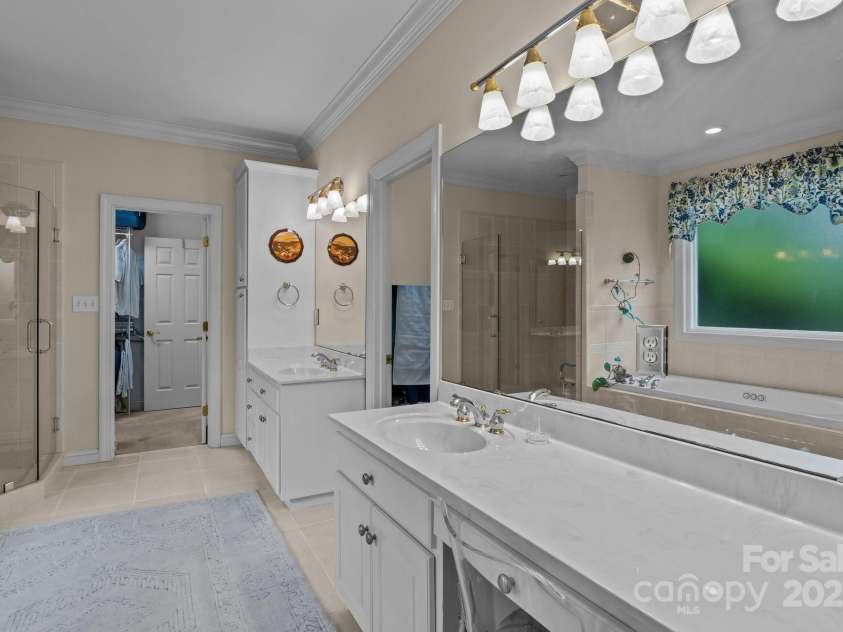 4563 Osprey Run Court, Denver, NC 28037.  MLS# CAR4250891, YatesRealty ID 17479. Primary Bath with split vanities